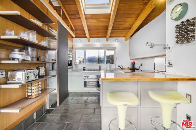 7275 Mulholland Drive, Los Angeles, CA 90068