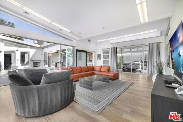 7275 Mulholland Drive, Los Angeles, CA 90068