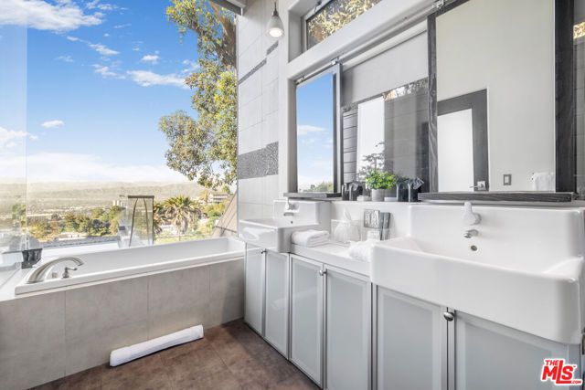 7275 Mulholland Drive, Los Angeles, CA 90068