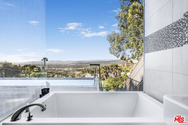 7275 Mulholland Drive, Los Angeles, CA 90068