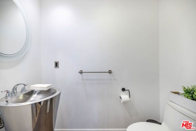 7275 Mulholland Drive, Los Angeles, CA 90068