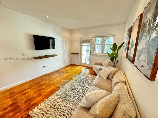 736 13th St 104, Miami Beach, FL 33139