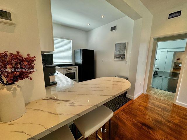 736 13th St 104, Miami Beach, FL 33139
