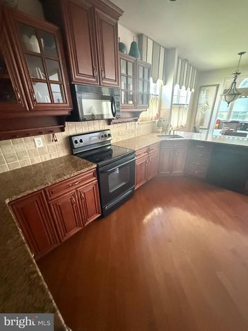 105 LOWELL DR, Marlton, NJ 08053