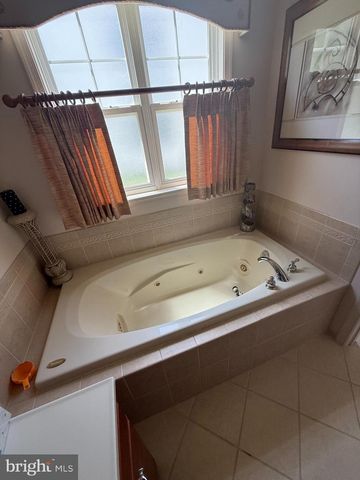 105 LOWELL DR, Marlton, NJ 08053