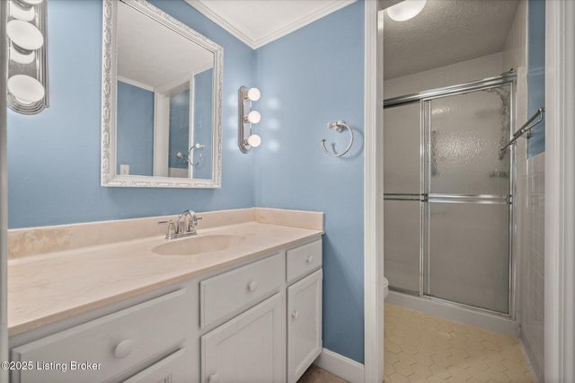 10339 Shelbyville Rd, Louisville, KY 40223