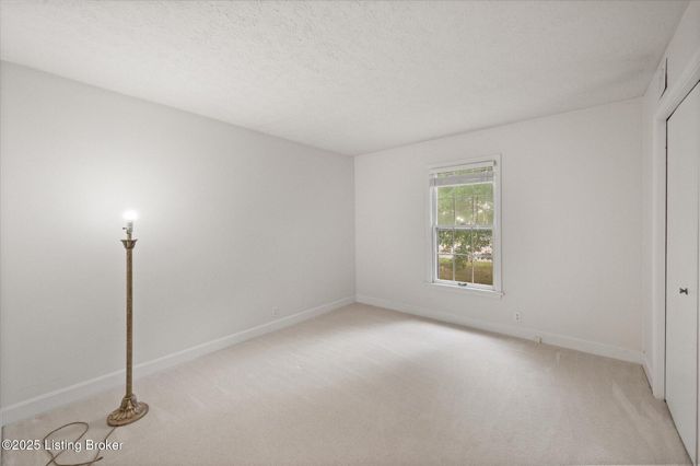 10339 Shelbyville Rd, Louisville, KY 40223