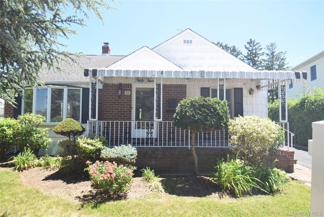 54 Camden Place, New Hyde Park, NY 11040