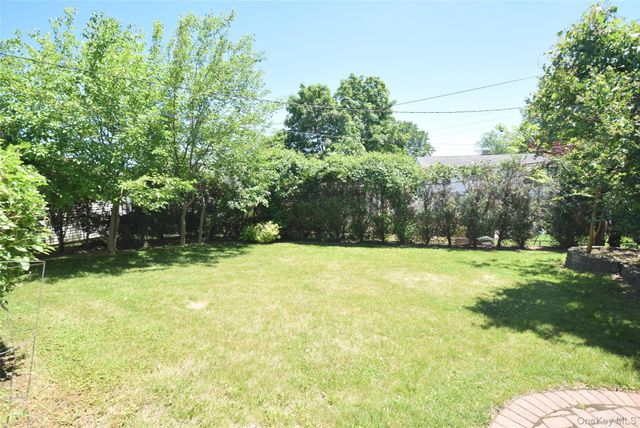 54 Camden Place, New Hyde Park, NY 11040