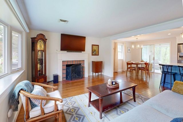 18 Emerson Rd, Medfield, MA 02052