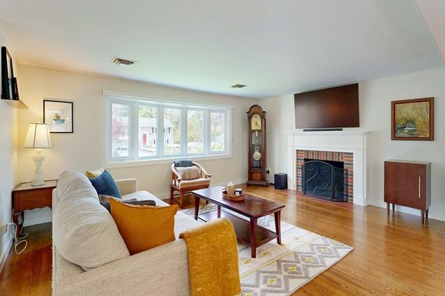 18 Emerson Rd, Medfield, MA 02052