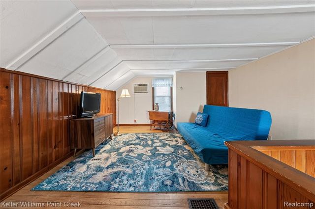 10017 Hart Avenue, Huntington Woods, MI 48070