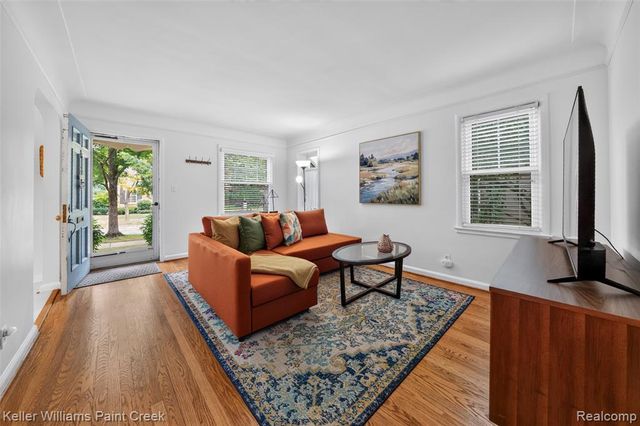 10017 Hart Avenue, Huntington Woods, MI 48070