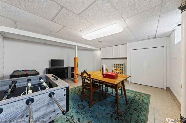 10017 Hart Avenue, Huntington Woods, MI 48070