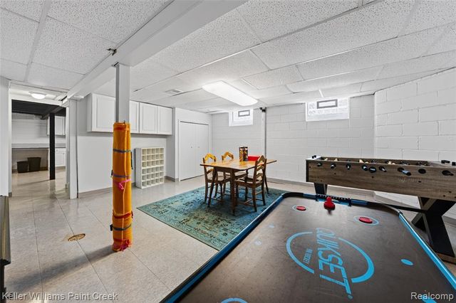 10017 Hart Avenue, Huntington Woods, MI 48070