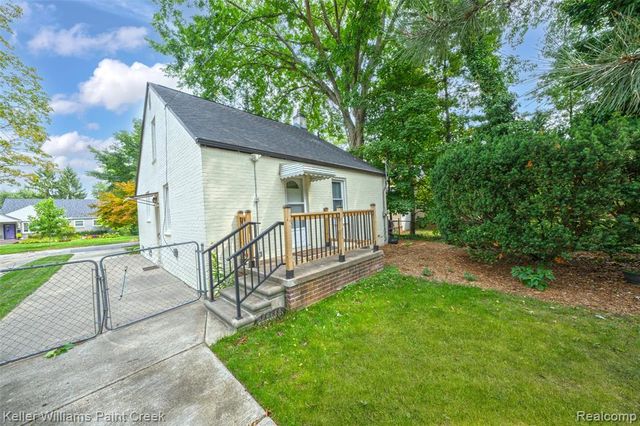 10017 Hart Avenue, Huntington Woods, MI 48070