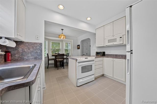 10017 Hart Avenue, Huntington Woods, MI 48070