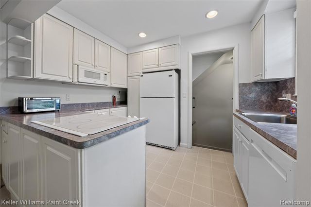 10017 Hart Avenue, Huntington Woods, MI 48070