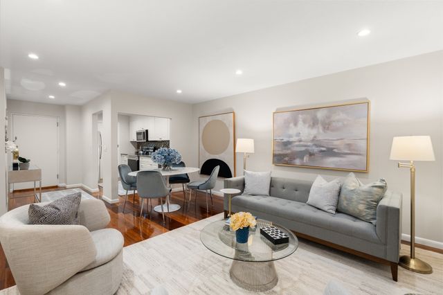 804 Centre St 8, Boston, MA 02130