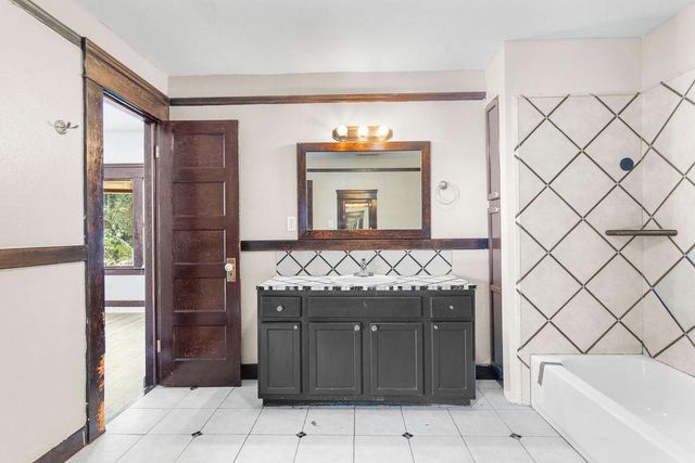 137 Downey Ave, Modesto, CA 95354