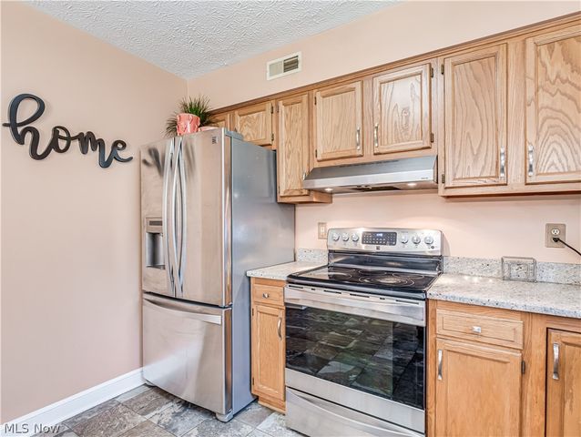 66 Falling Water Circle, Munroe Falls, OH 44262