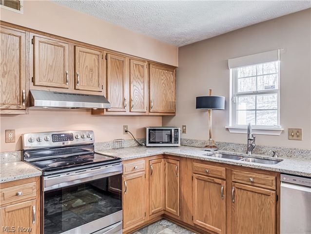 66 Falling Water Circle, Munroe Falls, OH 44262