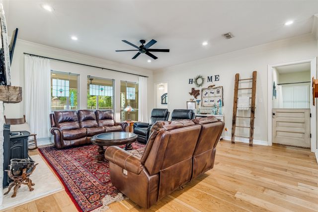 105 Derek Drive, Hudson Oaks, TX 76087