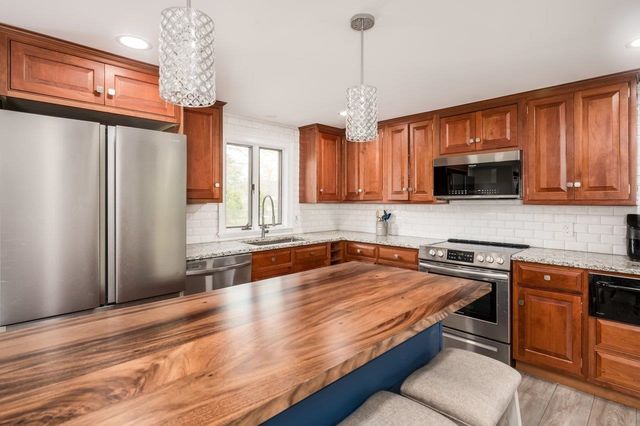 11 Post Road, North Hampton, NH 03862