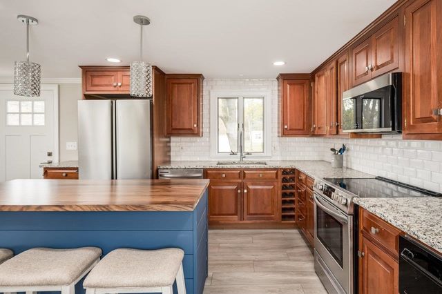11 Post Road, North Hampton, NH 03862
