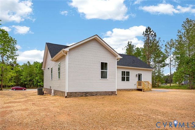 257 E Sunrise Dr, Warsaw, VA 22572