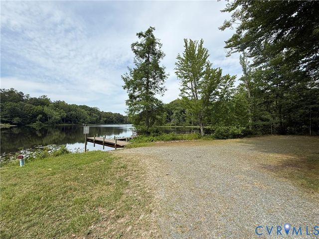 257 E Sunrise Dr, Warsaw, VA 22572
