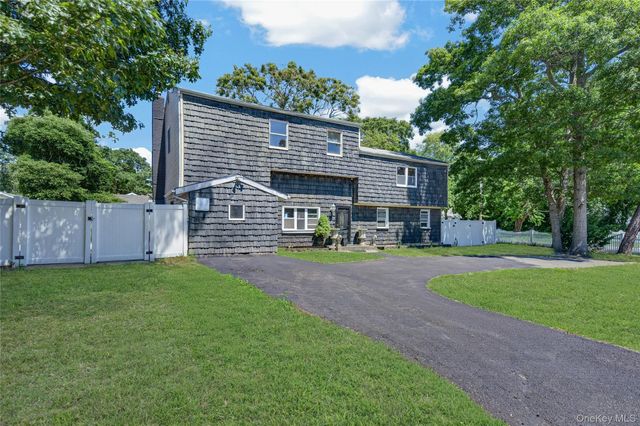 3 Lee Place, Mastic, NY 11950