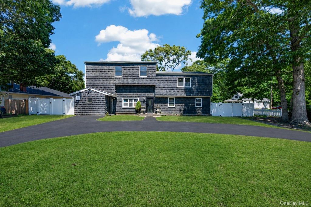 3 Lee Place, Mastic, NY 11950
