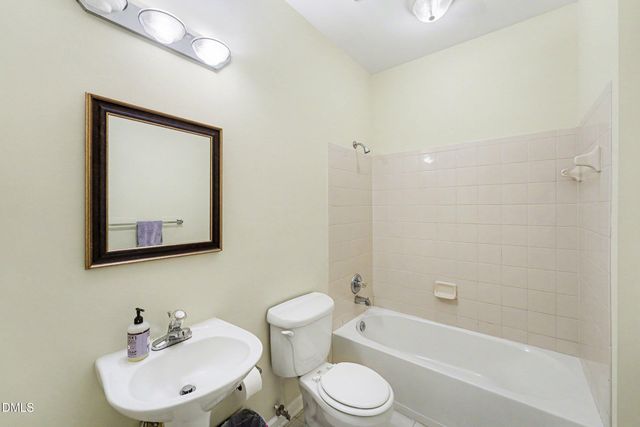 8221 Allyns Landing Way 204, Raleigh, NC 27615