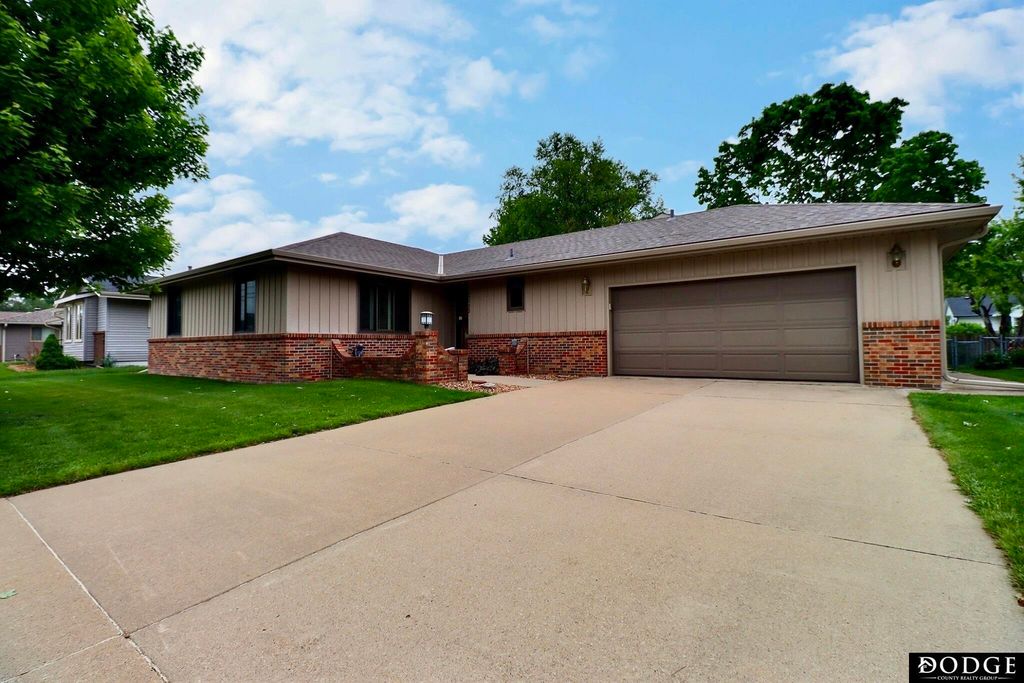 2115 E 16th Street, Fremont, NE 68025