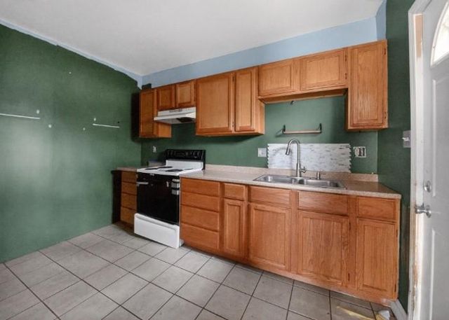 121 N ASH Avenue, Independence, MO 64053