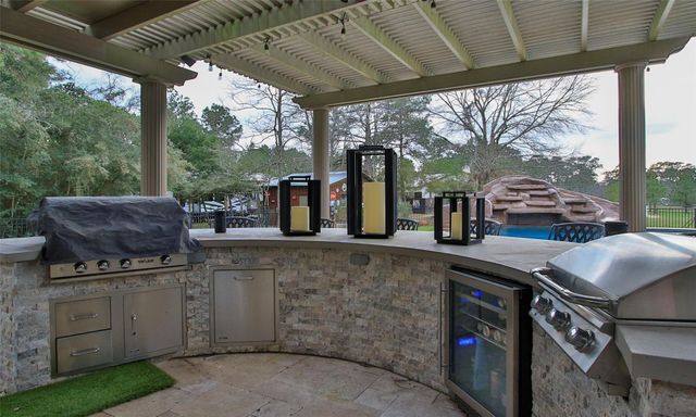 522 Whispering Meadow, Magnolia, TX 77355