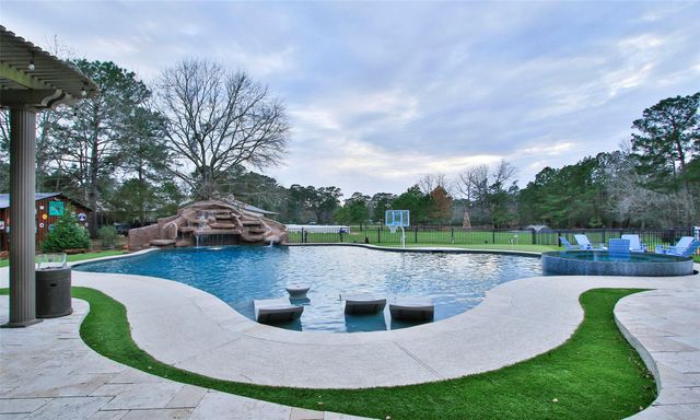 522 Whispering Meadow, Magnolia, TX 77355