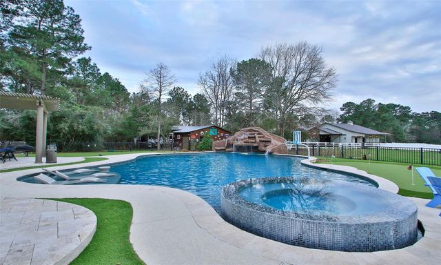 522 Whispering Meadow, Magnolia, TX 77355