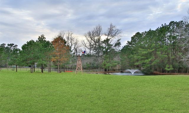 522 Whispering Meadow, Magnolia, TX 77355
