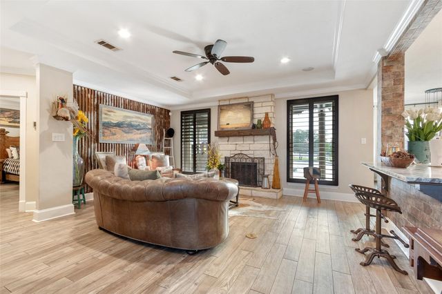 522 Whispering Meadow, Magnolia, TX 77355