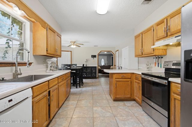 1325 S 10th Street, Ocean Springs, MS 39564