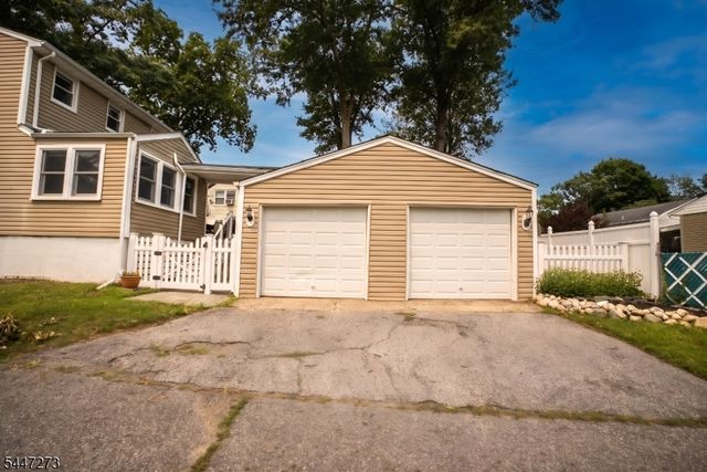 1 Oak Ln, Ringwood Boro, NJ 07456