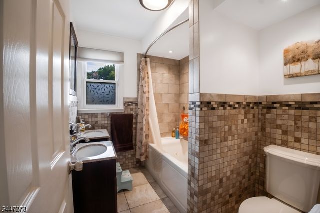 1 Oak Ln, Ringwood Boro, NJ 07456