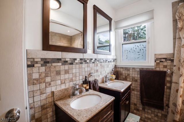 1 Oak Ln, Ringwood Boro, NJ 07456