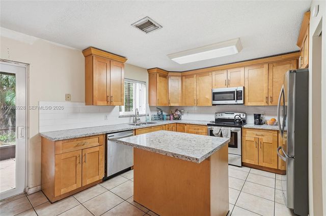 1421 SW 97th Ave, Pembroke Pines, FL 33025
