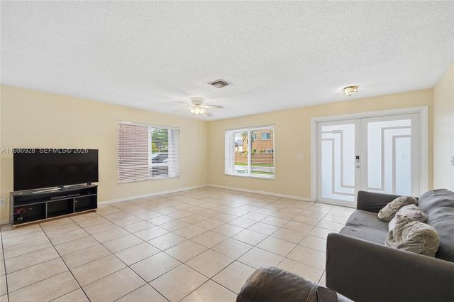1421 SW 97th Ave, Pembroke Pines, FL 33025