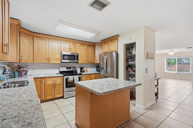 1421 SW 97th Ave, Pembroke Pines, FL 33025