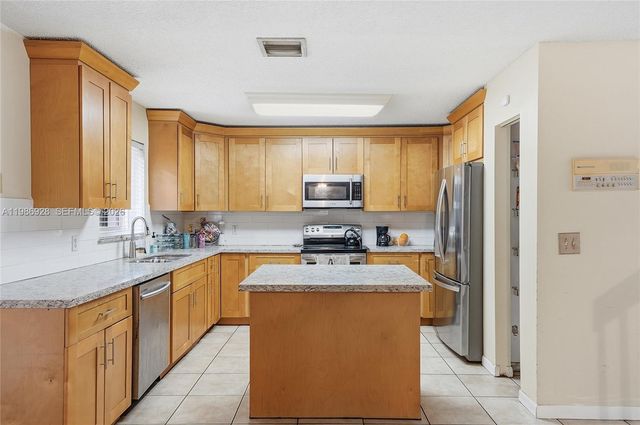 1421 SW 97th Ave, Pembroke Pines, FL 33025