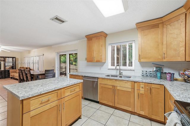 1421 SW 97th Ave, Pembroke Pines, FL 33025